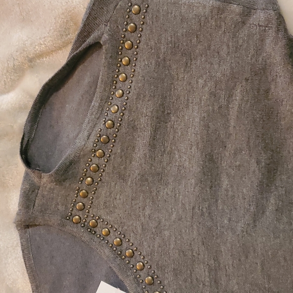 Cold shoulder studded sweater - Picture 2 of 6